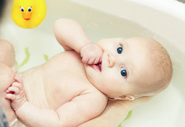 هنگام حمام کردن نوزاد به چه نکاتی باید توجه کرد؟